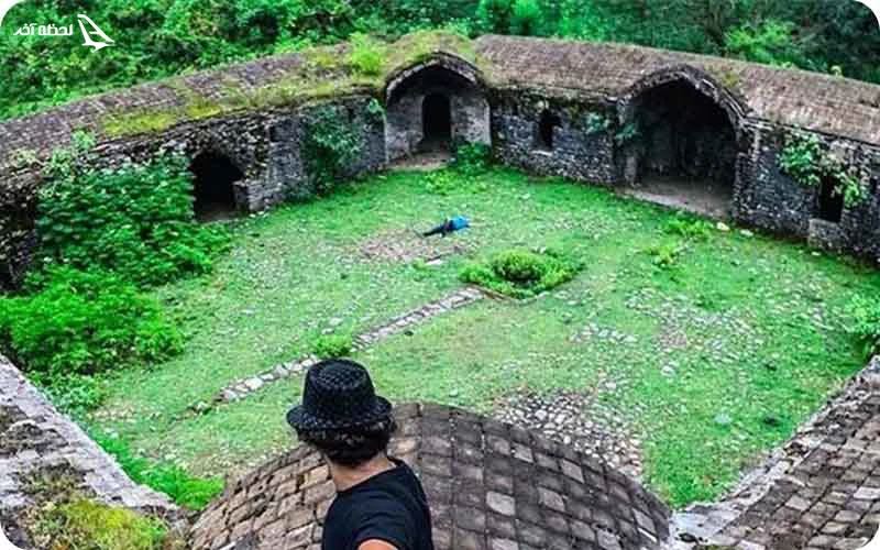 بهترین زمان بازدید از کاروانسرای تی تی؛ مناظر سرسبز با آب و هوایی دلپذیر